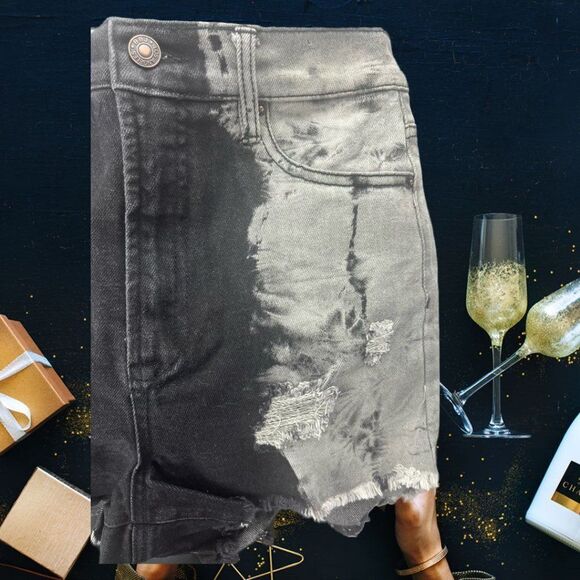 41. Dye Pinch Cut-Off Short with Deconstruction - Picture 4 of 10